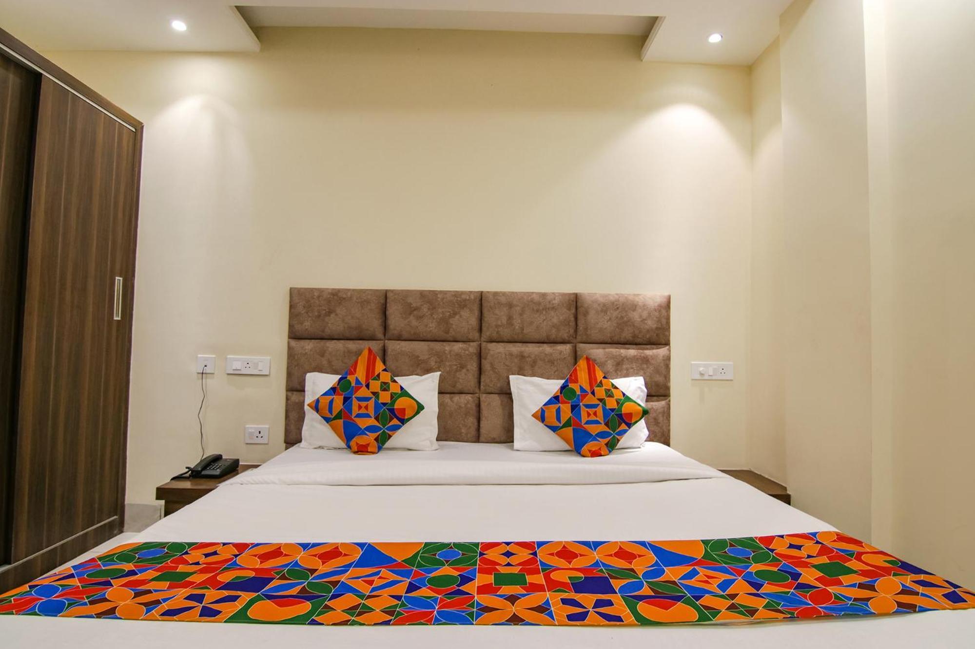 Fabhotel Prism Grand Zirakpur Bagian luar foto