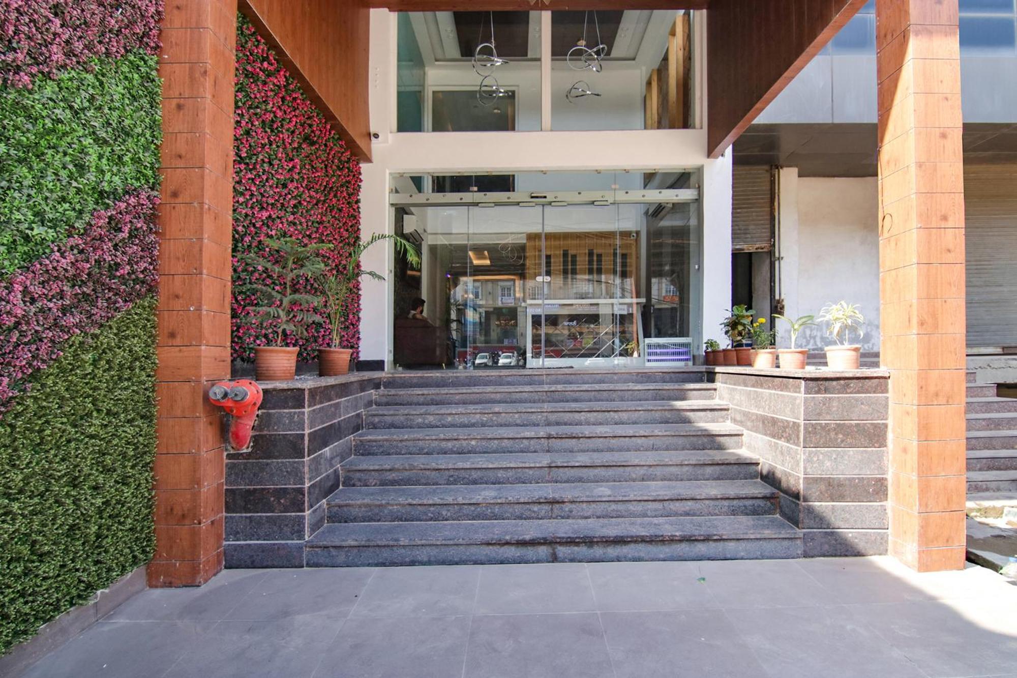 Fabhotel Prism Grand Zirakpur Bagian luar foto