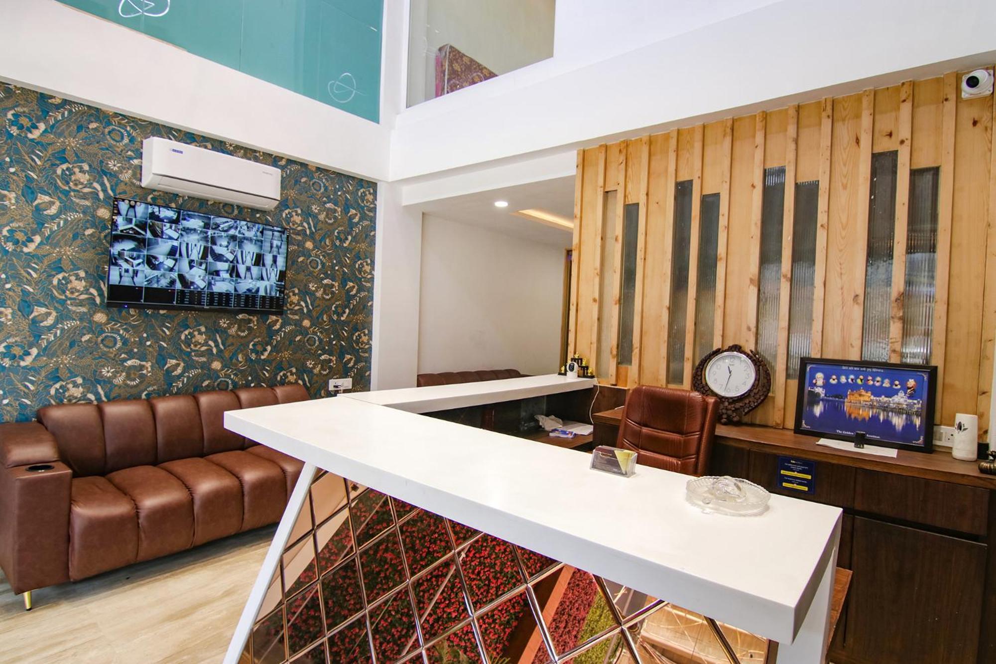 Fabhotel Prism Grand Zirakpur Bagian luar foto