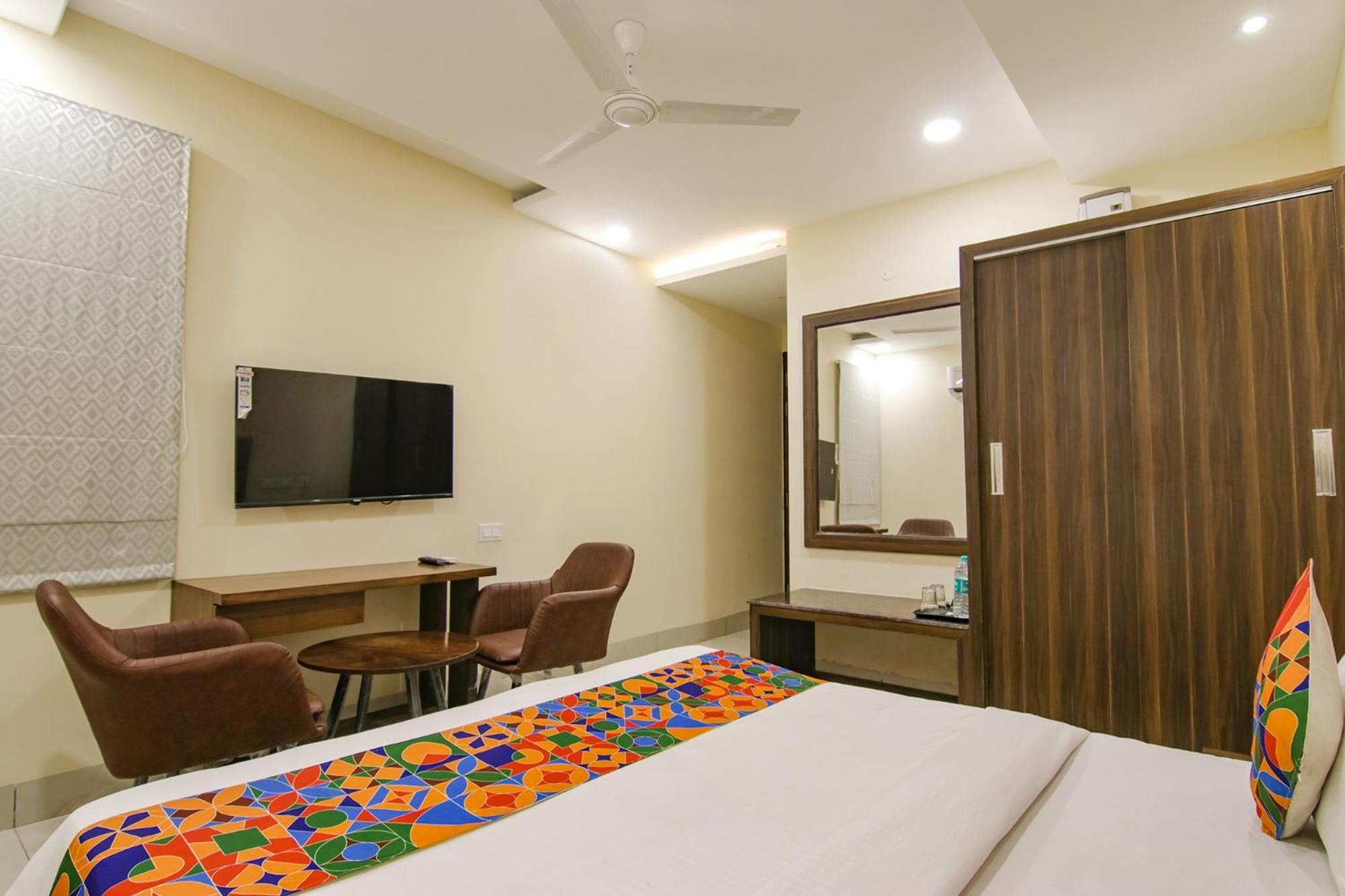 Fabhotel Prism Grand Zirakpur Bagian luar foto